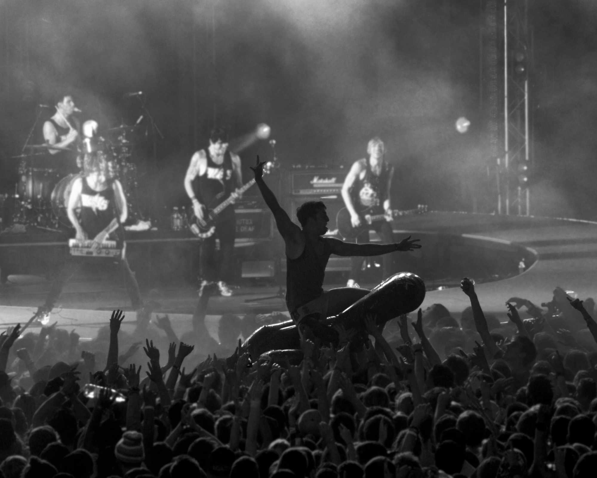 Parachute 2013 Crowd Boating